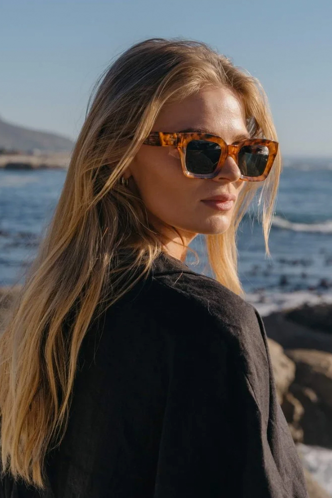 amsterdam-ocher-modelo-gafas-de-sol-festivaleras-y--en-tendencia-verano-2023