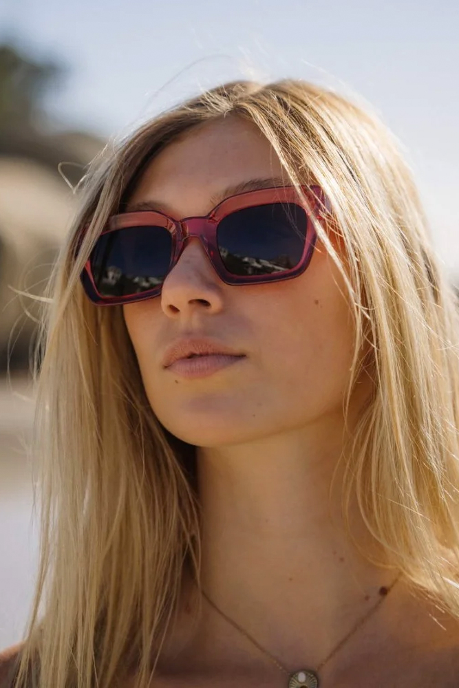 amsterdam-pink-modelo-gafas-de-sol-transparentes-festivaleras-y--en-tendencia-verano-2023