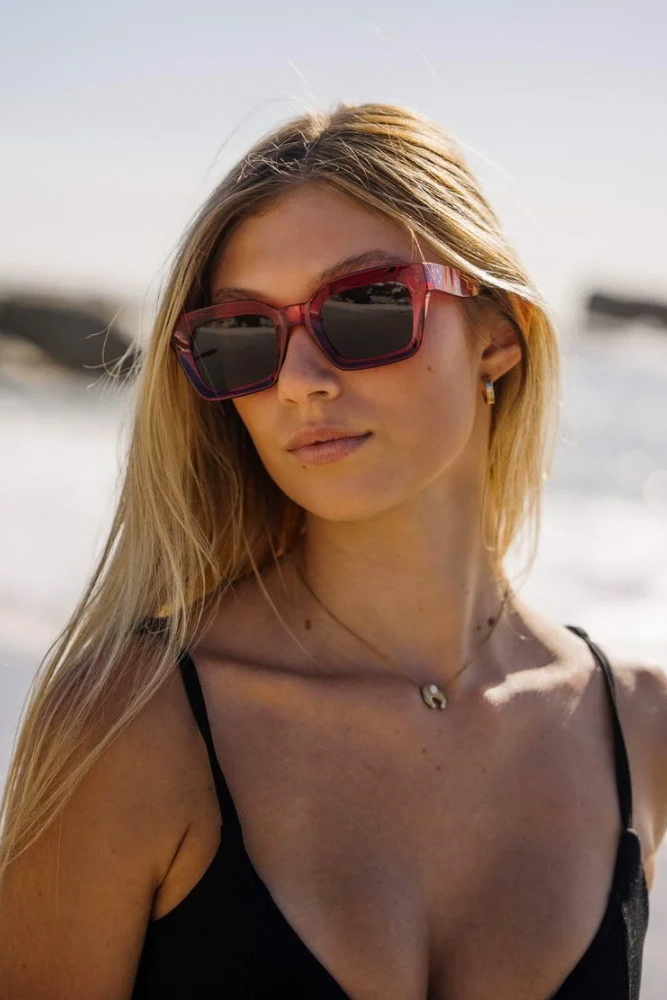 amsterdam-pink-modelo-playa-gafas-de-sol-transparentes-festivaleras-y--en-tendencia-verano-2023