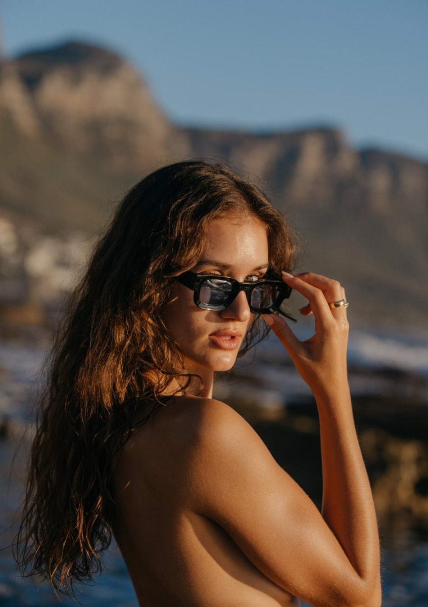 hanoi-blue-modelo-playa-gafas-de-sol-diferentes-en-tendencia-verano-2023