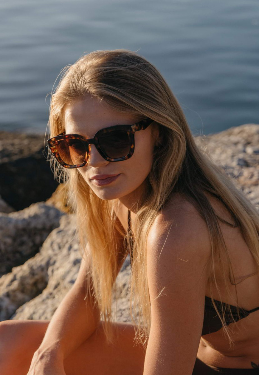 mykonos-fire-modelo-gafas-de-sol-blancas-en-tendencia-verano-2023