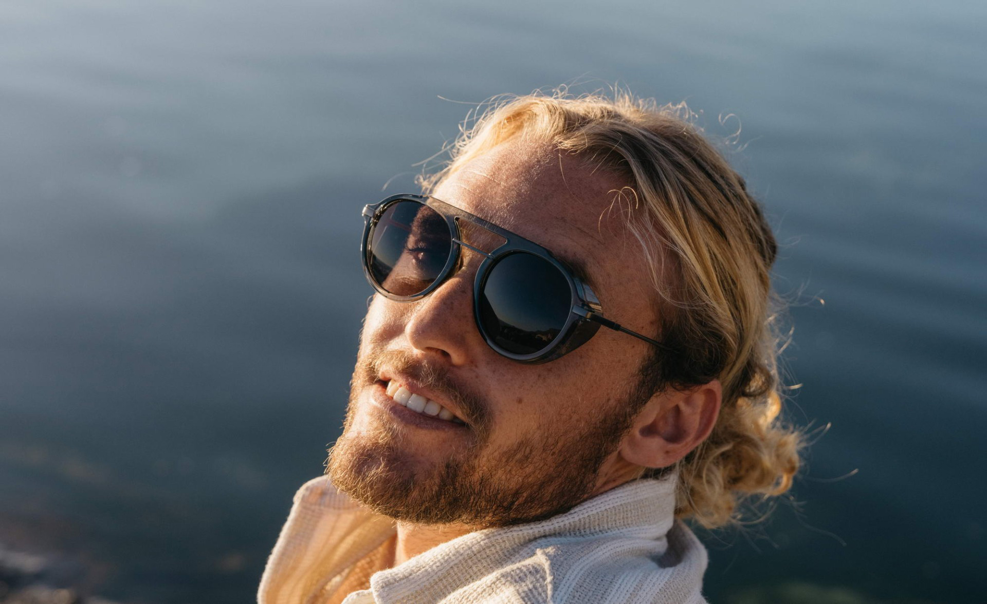 miami-vulcan-modelo-verano-gafas-de-sol-grandes-y-redondas-tendencia-verano-2023